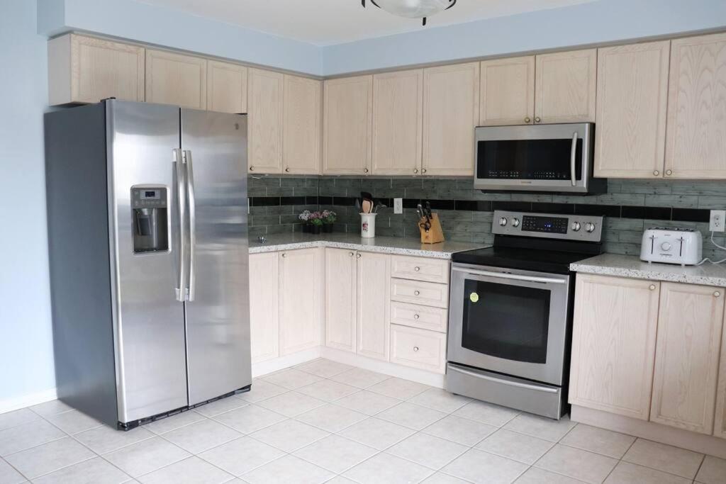 Entire 4 Bed Room Detached Residential Home أجاكس المظهر الخارجي الصورة