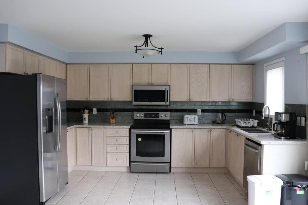 Entire 4 Bed Room Detached Residential Home أجاكس المظهر الخارجي الصورة