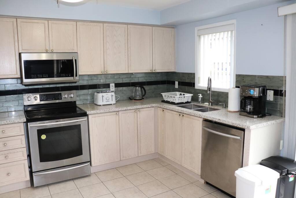 Entire 4 Bed Room Detached Residential Home أجاكس المظهر الخارجي الصورة